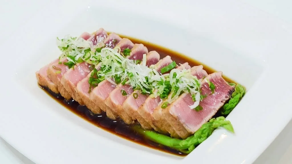 Seared tuna tataki in ponzu, close up
